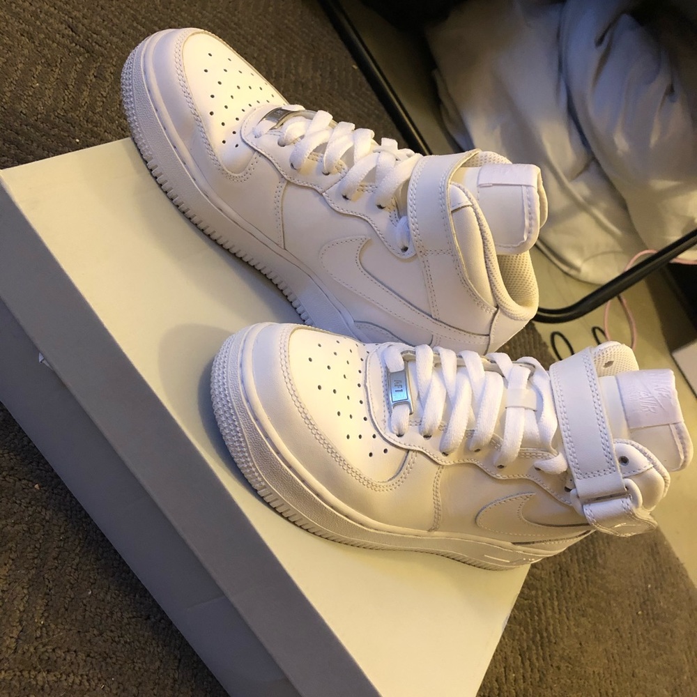 Nike Air Force 1 High Top (Size 4Y, 5.5 Women’s)